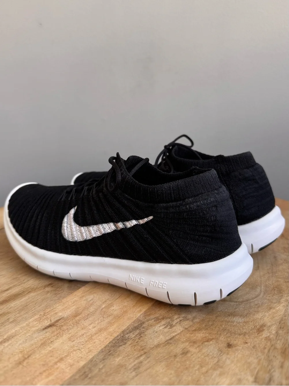 Nike Free RN Motion Flyknit Black White 834585-001 Women's Size 8 Running Shoes - Picture 4 of 9